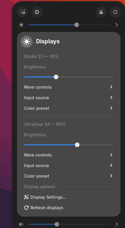 Het menu Displays in Snelle instellingen van GNOME: bovenaan een hoofdschuifregelaar voor helderheid, daaronder per monitor een helderheidsregelaar en More controls, Input source en Color preset